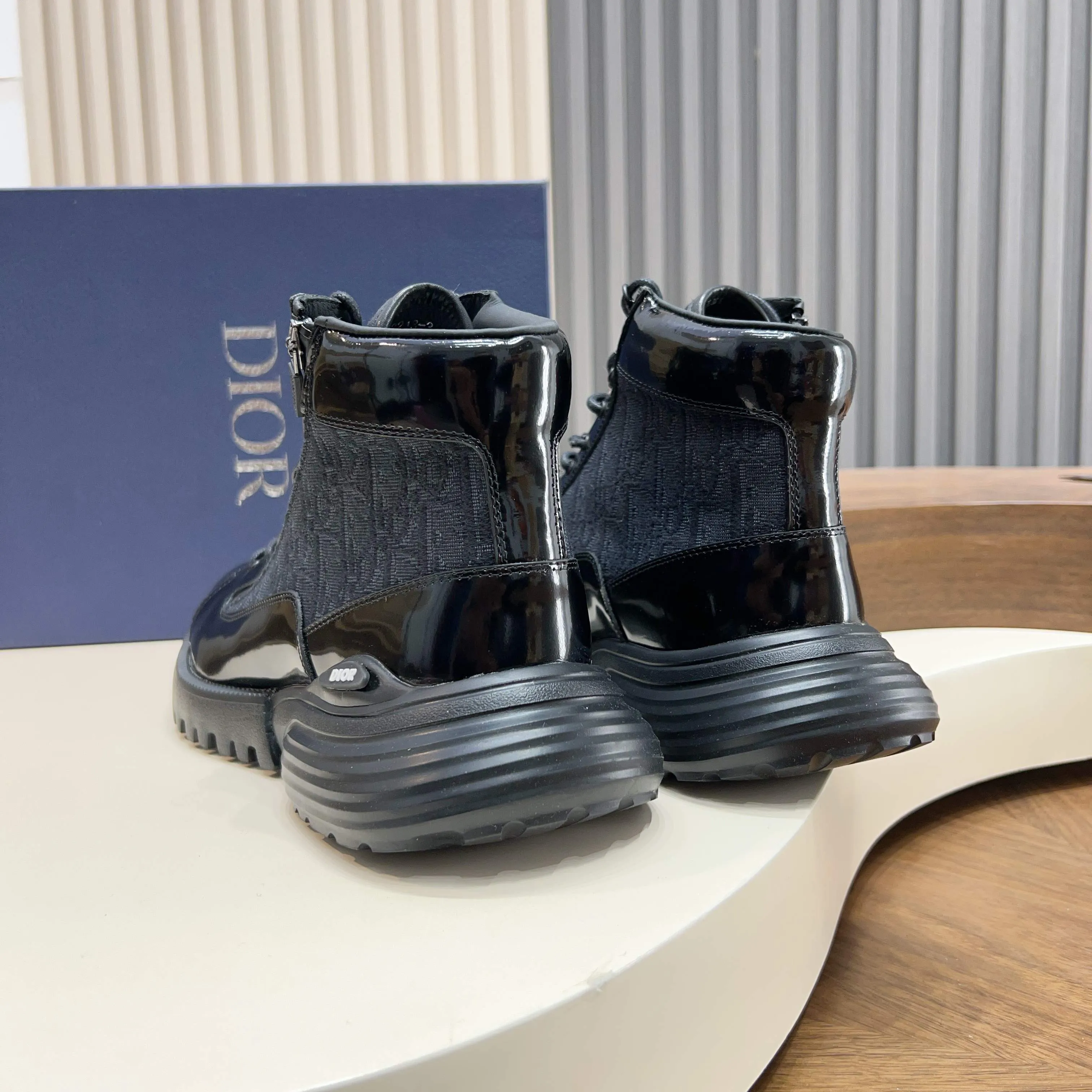 💰860 Dio* - Dior's autumn and winter luxury men's mid-top short boots, purely handmade, both inside and outside are imported first-layer cowhide, high-end quality and exquisite craftsmanship. Original TPU combination outsole. Wear a noble gentleman's taste. The best last type has been carefully debugged. 100% comfort. Size: 38-44 (38-45 can be customized)